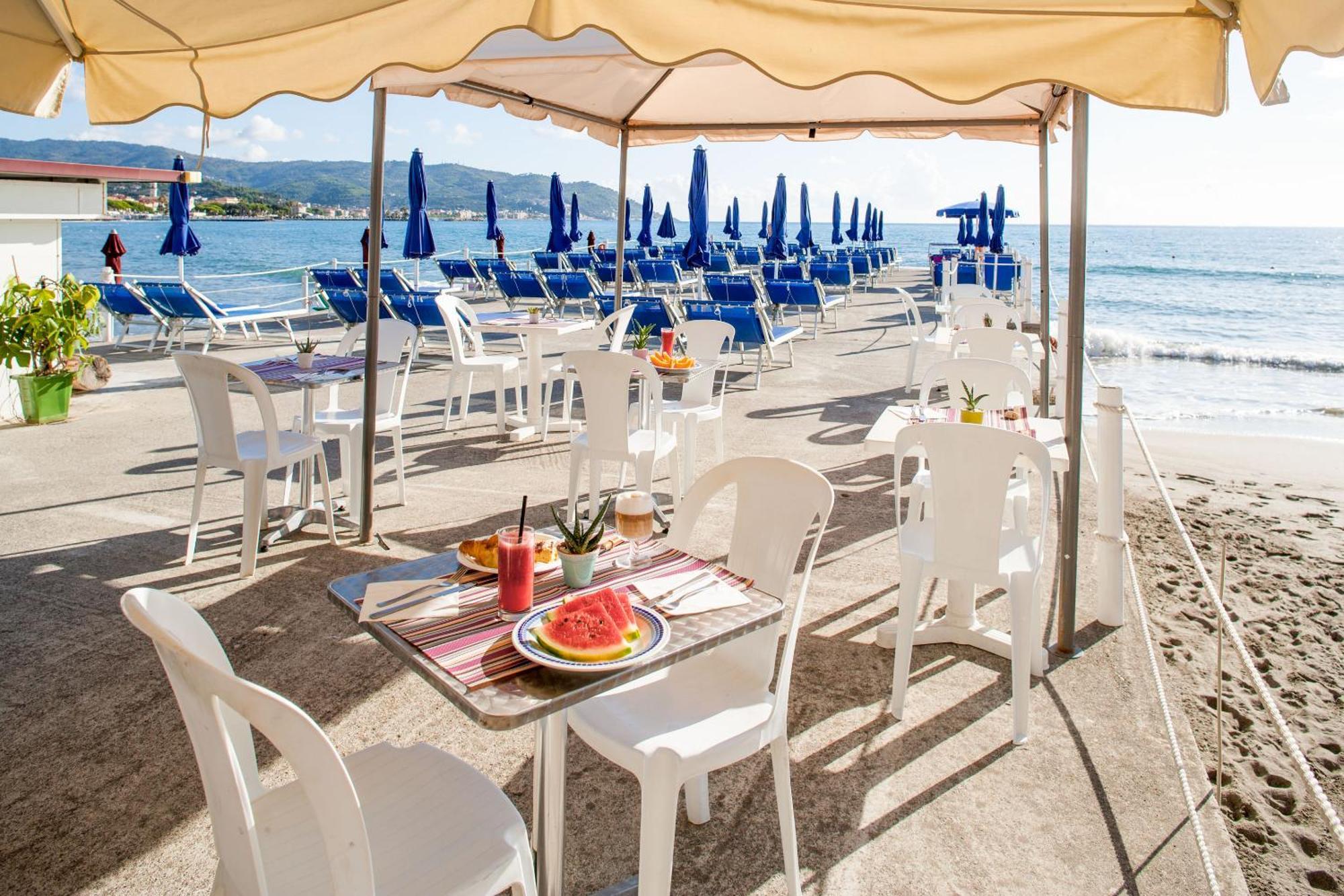 Hotel Moresco Diano Marina Exterior photo