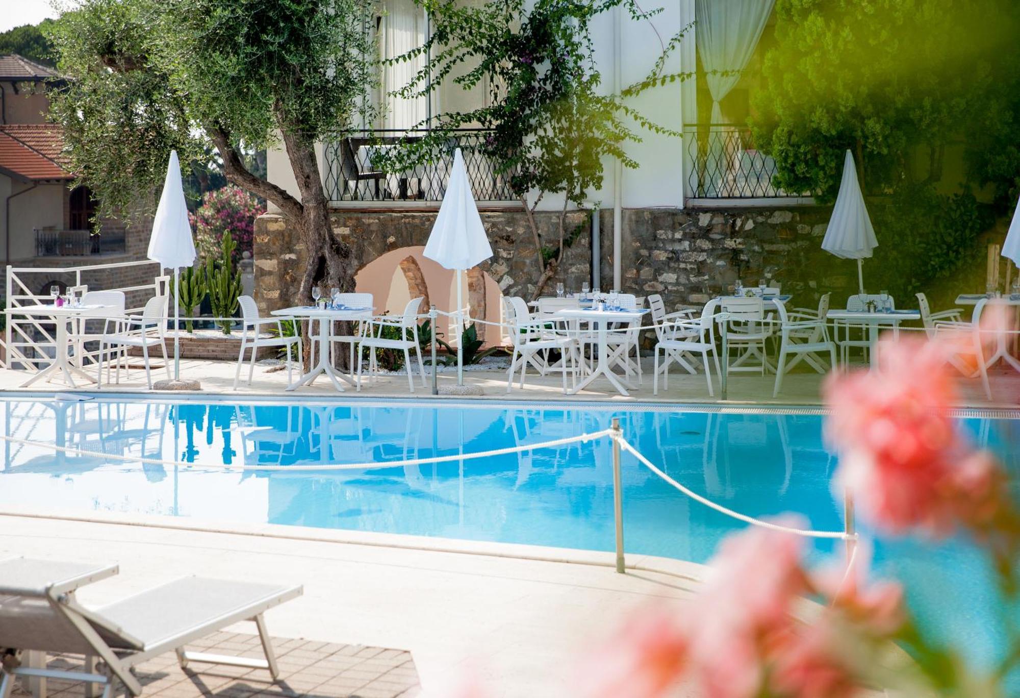Hotel Moresco Diano Marina Exterior photo